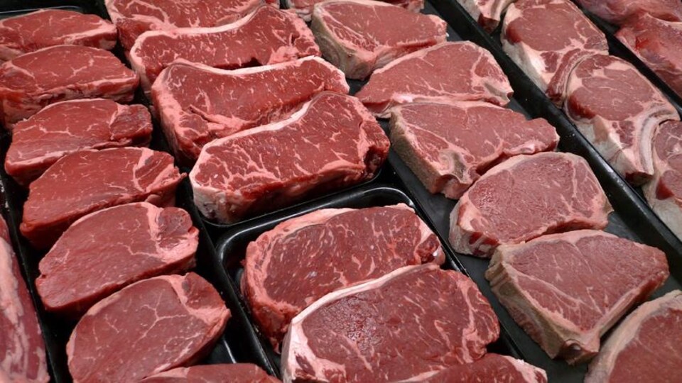De la viande rouge offerte au supermarché.