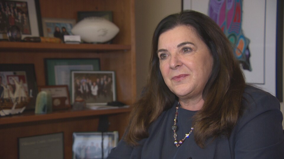 Dre Vianne Timmons s'adresse à une journaliste.