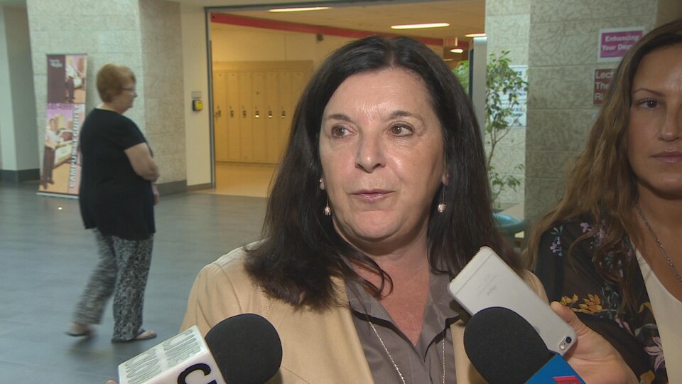 La rectrice de l'Université de Regina, Vianne Timmons, répond à des questions de journalistes.