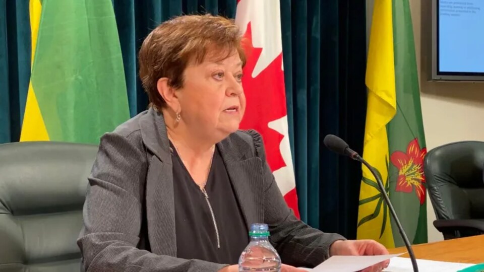 une femme donne une conférence de presse.