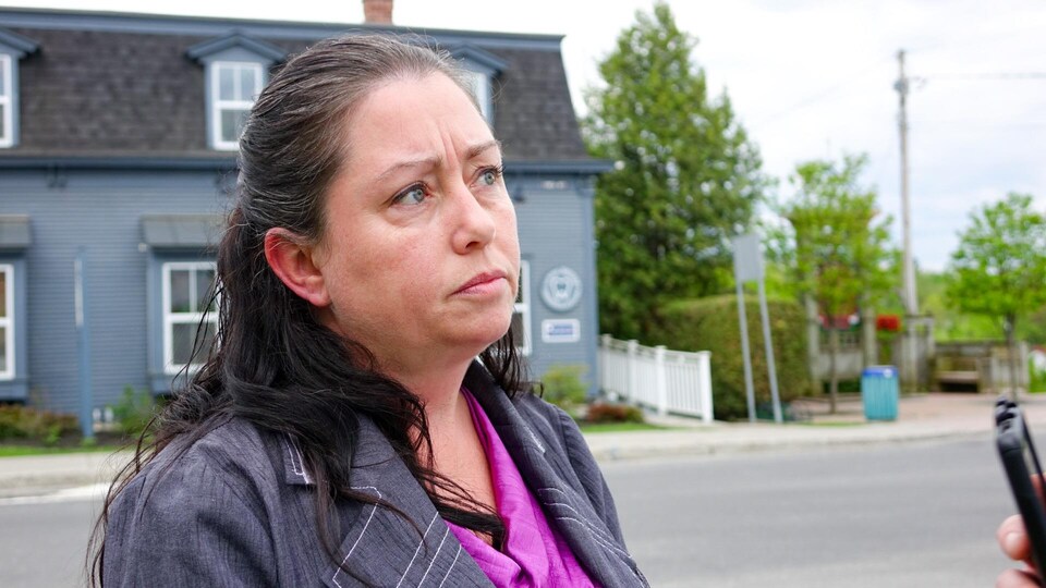 La mairesse de Magog, Vicki-May Hamm en train de parler à un journaliste