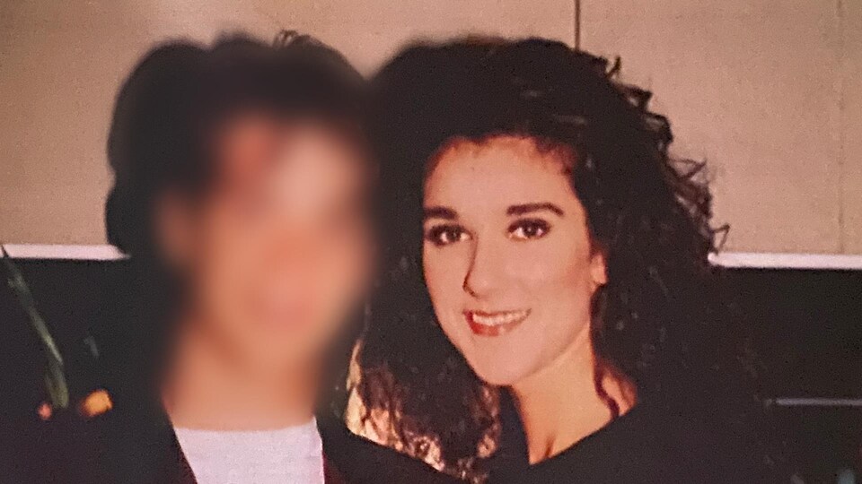 Le visage de la victime est brouillé. Il se tient aux côtés de Céline Dion, qui sourit pour la caméra.