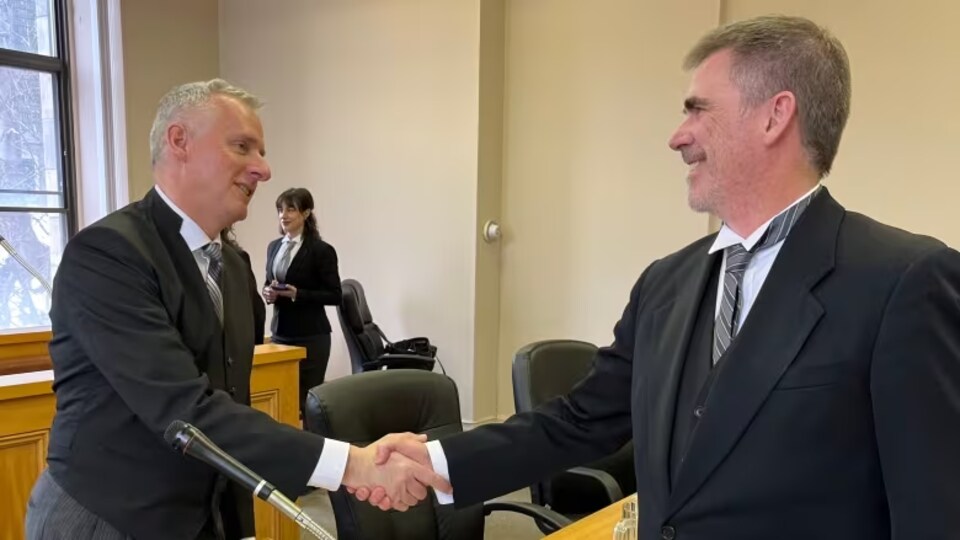 Les avocats Geoff Budden et Geoffrey Spencer se sont serré la main en cour lundi à Saint-Jean.