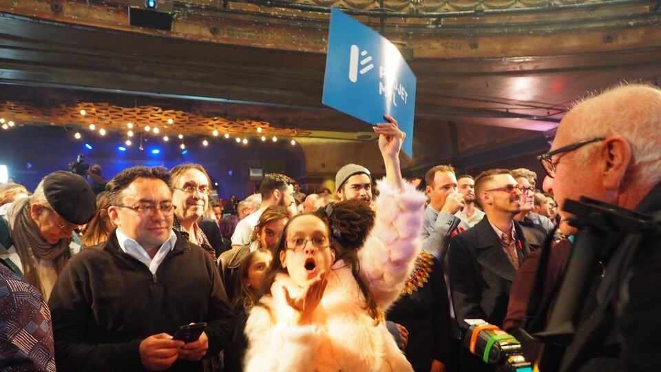 Une militante au rassemblement de Projet Montréal au Théâtre Corona.