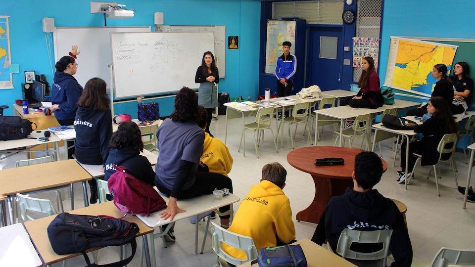 Un groupe de jeunes de l'école Henri-Bourrassa à Montréal-Nord écoutent leur animatrice de vie spirituelle et d'engagement communautaire.