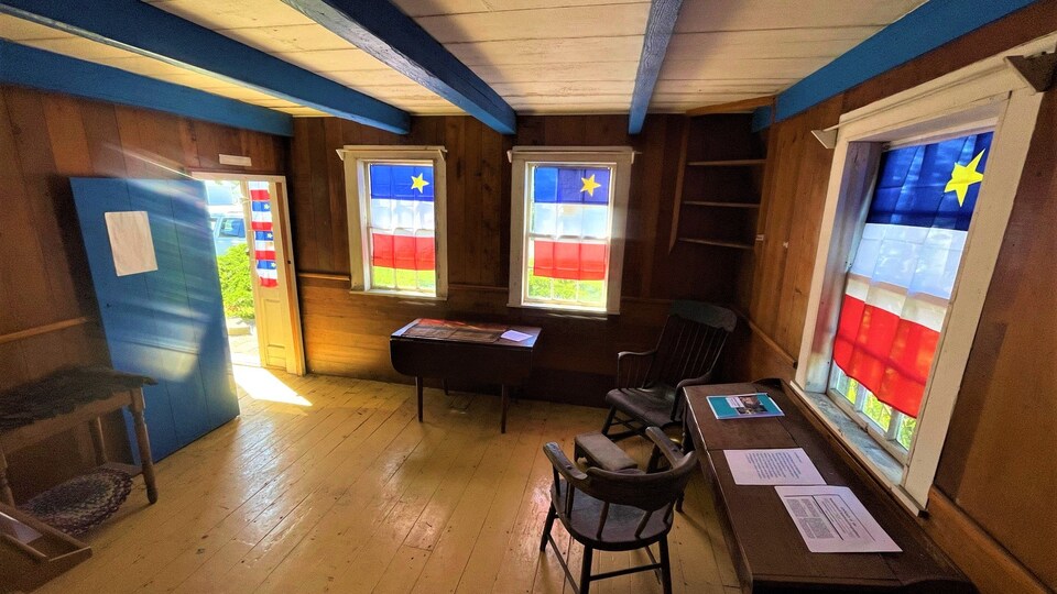 Des drapeaux acadiens ont été placés dans les fenêtres de la Vieille Maison de Meteghan.