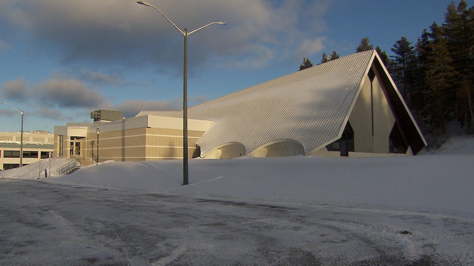 Vue de la piscine de Matane en hiver.