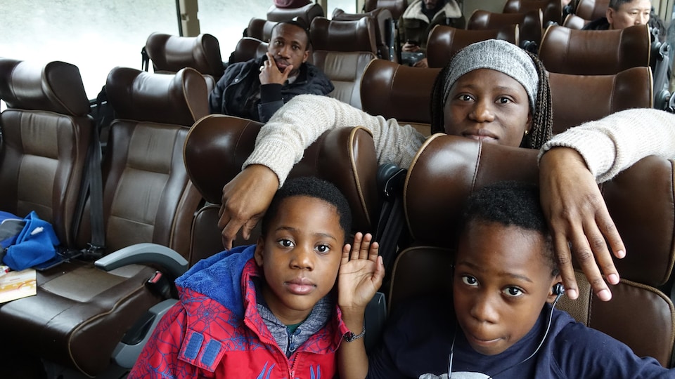 Vigan Conrad, sa femme et ses deux enfants assis dans l’autobus.