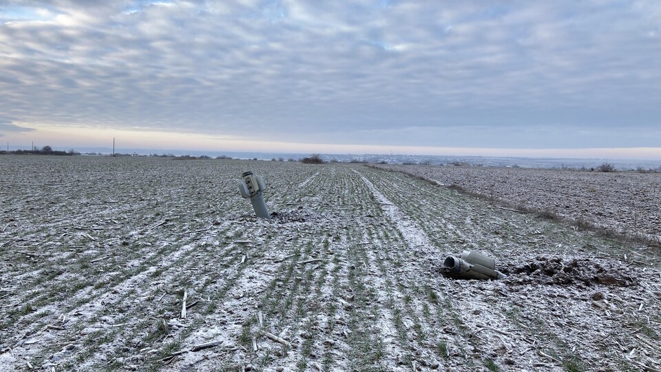 Deux roquettes plantées dans un champ près du vignoble Slivino.
