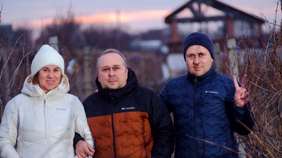 Svitlana Molchanova en compagnie de son mari Mykhailo Milchanov et de leur fils Georgiy Molchanov dans leur vignoble en hiver. 