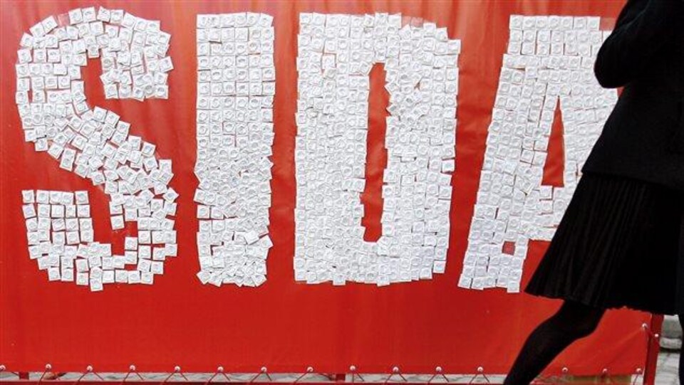 Le mot SIDA écrit avec des condoms. (Archives)