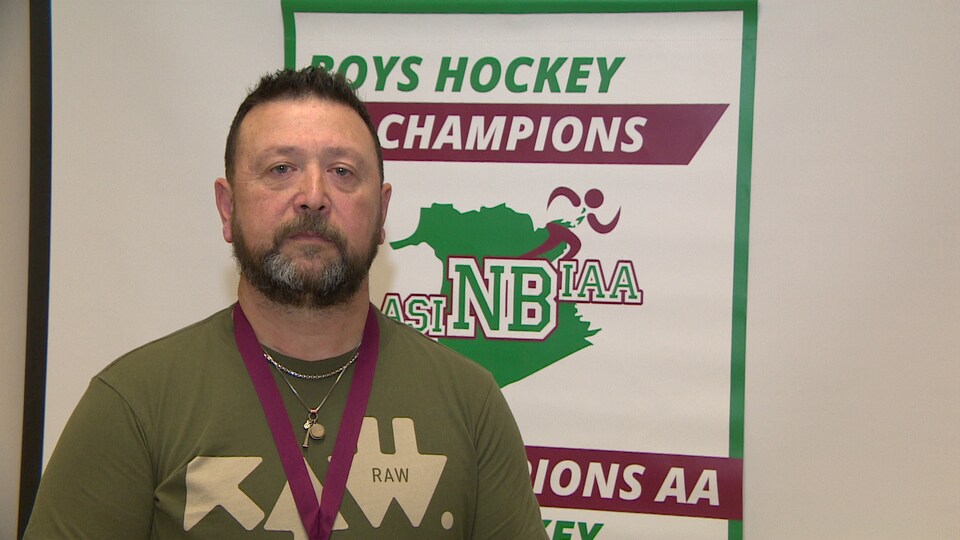 Gaétan Duguay, entraîneur adjoint des Vikings de l'école Marie-Esther de Shippagan, prône le respect et la famille comme valeurs d'équipe.