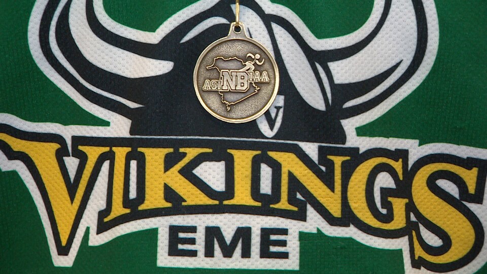 Une médaille avec le logo des Vikings de l'EME.