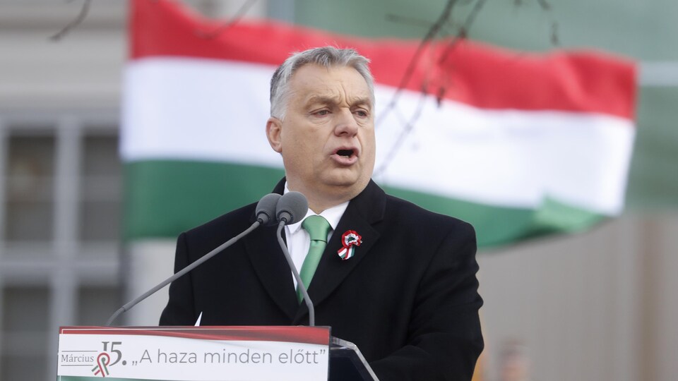 Viktor Orbán prononce un discours.