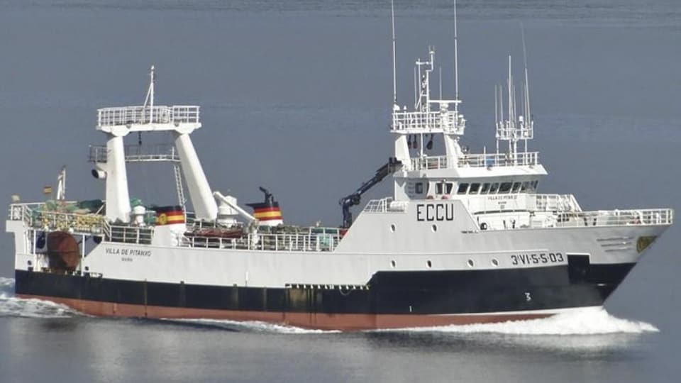 Un bateau blanc décoré aux couleurs du drapeau de l'Espagne.