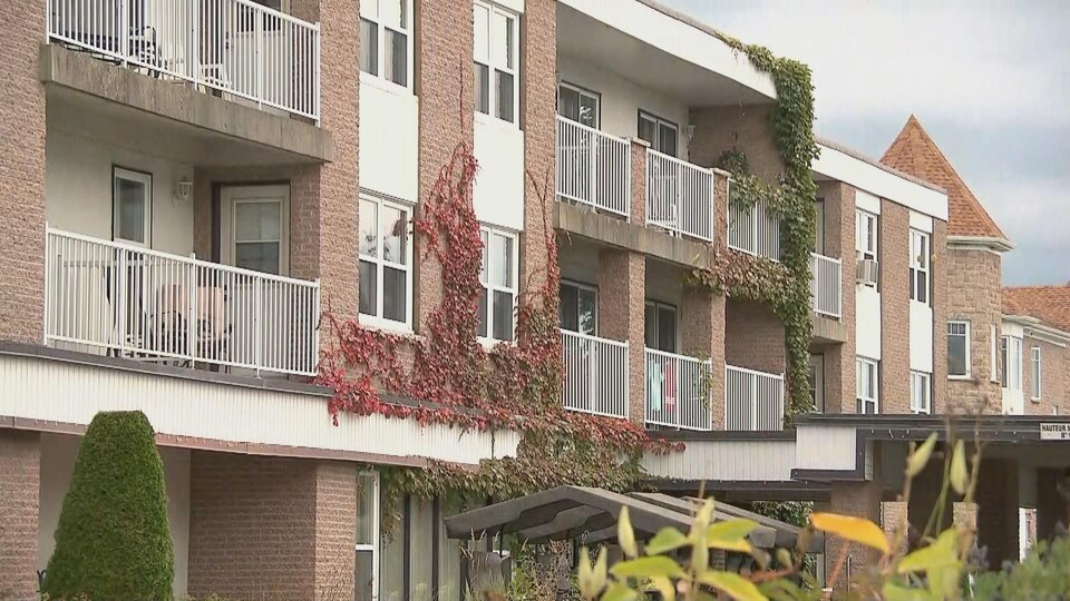 La Villa Pie IX à Thetford Mines avec une vue sur les balcons.