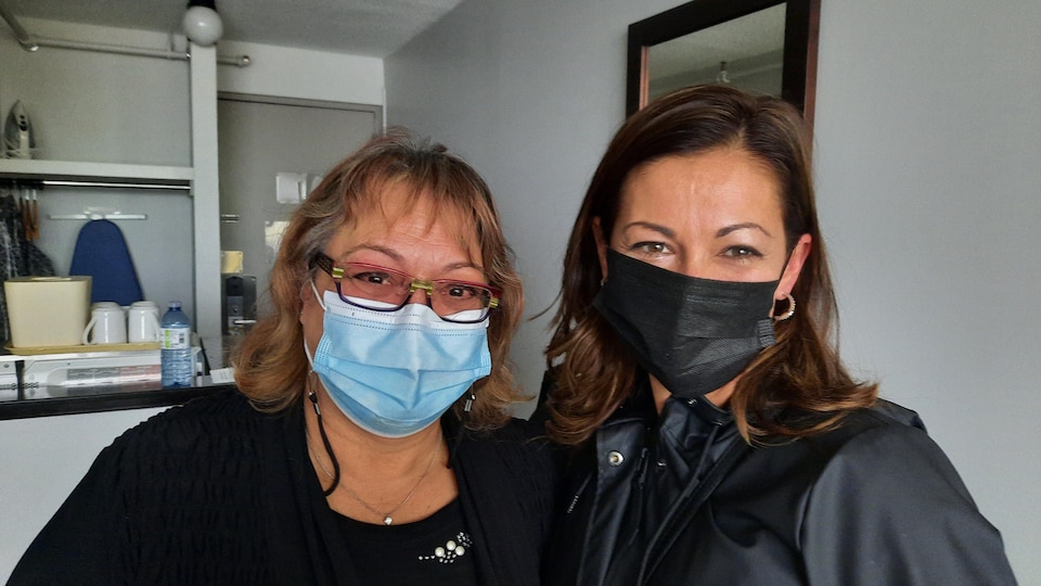 Réa Bérubé et Denise Savage avec masques.