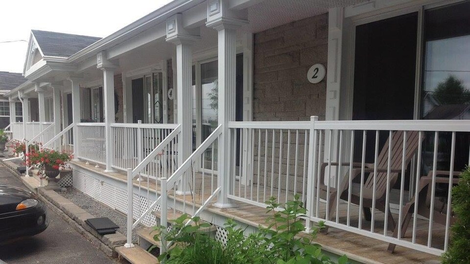 Les nouvelles propriétaires de la Villa SaintNarcisse devant la