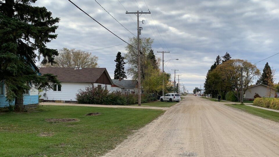 Une rue dans le village de Choiceland, en Saskatchewan, avec une voiture de la GRC au bout de la rue.