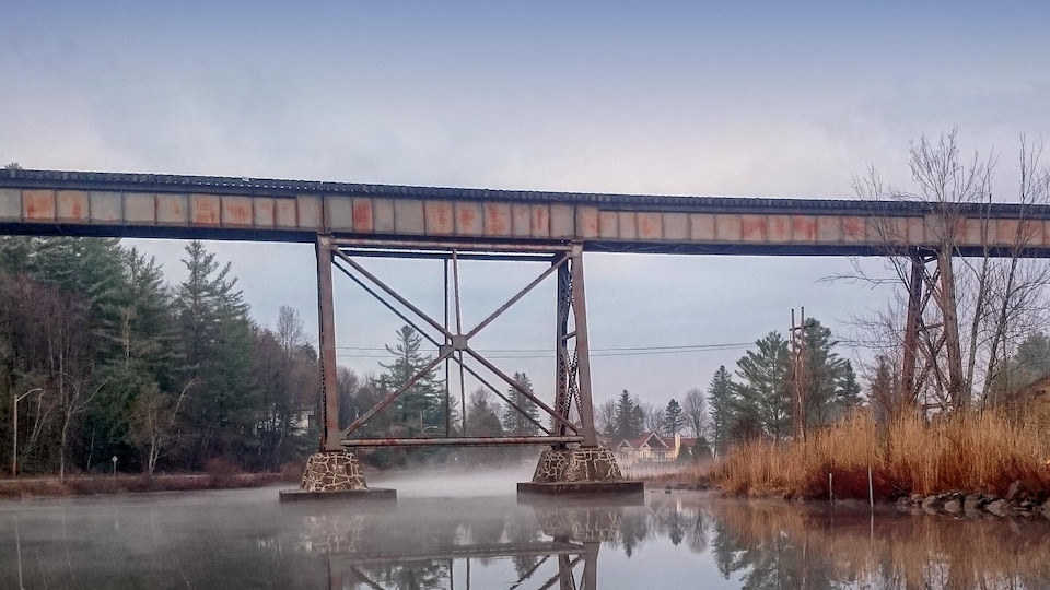 Un pont ferroviaire surplomble la rivière Missisquoise.