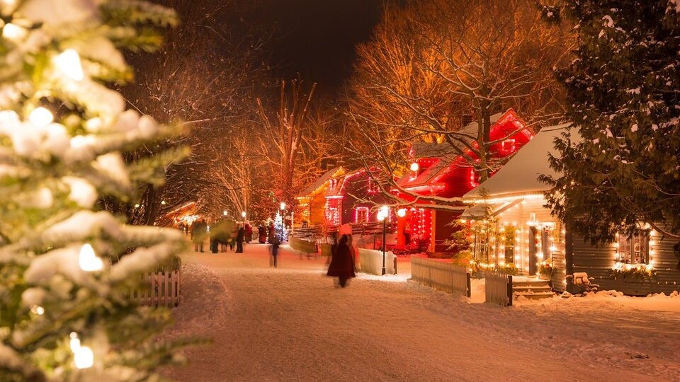 Une rue du Village illuminé de Drummondville sous la neige