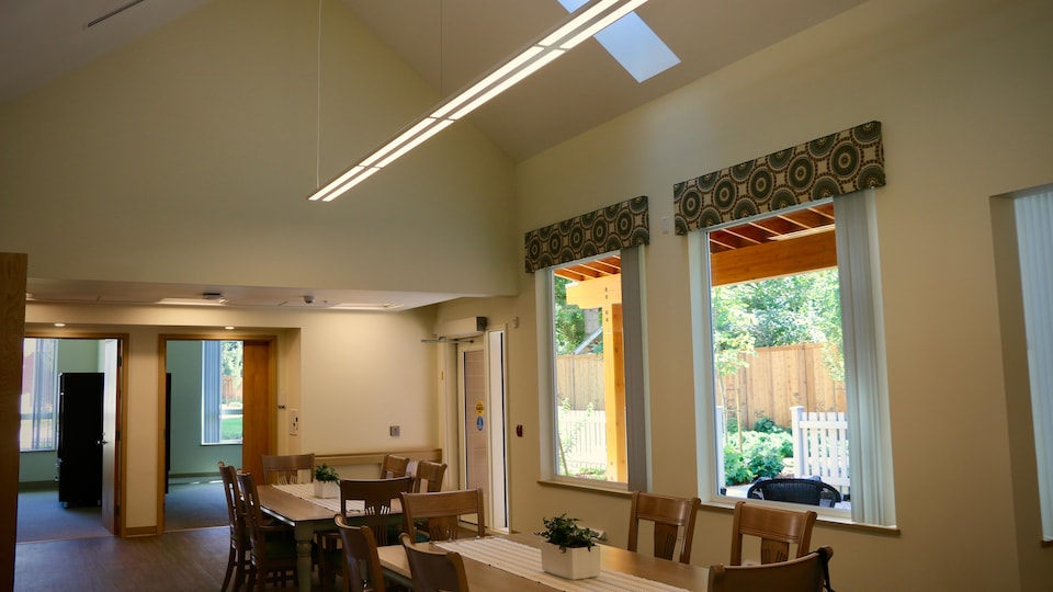 Une salle à manger très lumineuse et moderne avec deux grandes tables