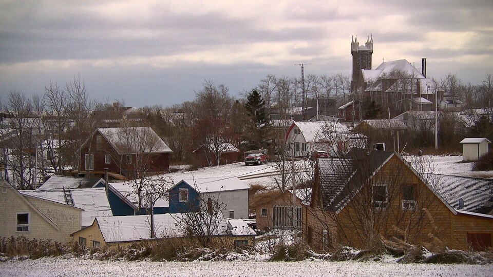 Vue du village de Percé en hiver.