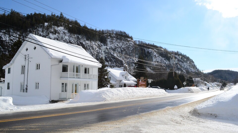 La rue principale du village de Petit-Saguenay.