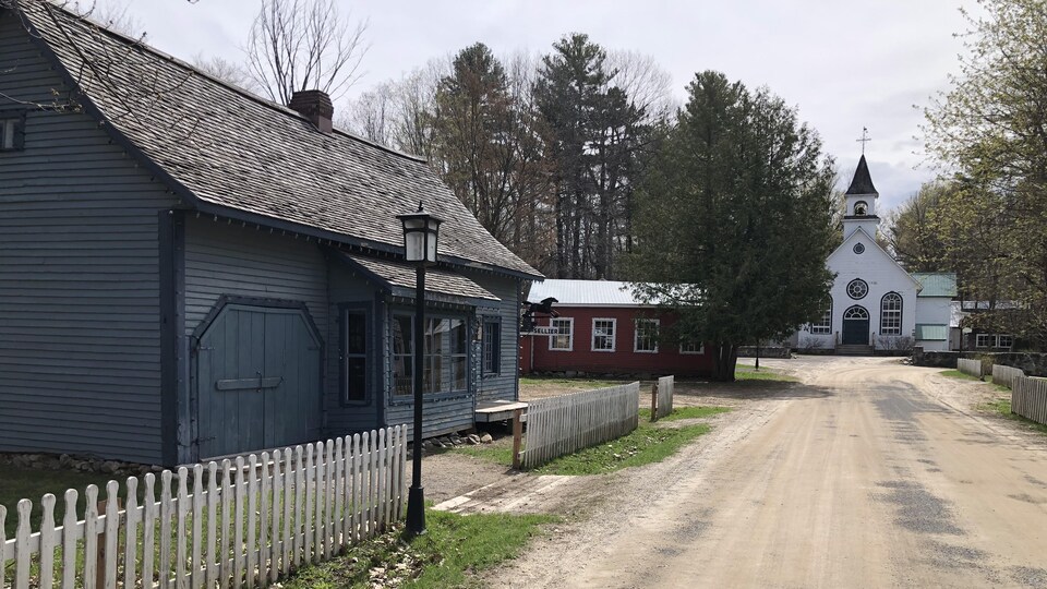 Bâtiments du Village Québécois d'Antan de Drummondville. On fond, il y a l'église du village.