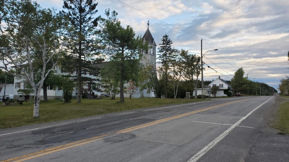 La rue principale du village de Sainte-Paule, où l'église domine le paysage.