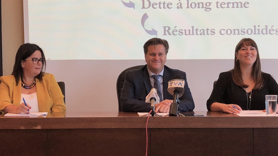 Le maire de Baie-Comeau, Yves Montigny, en conférence de presse.