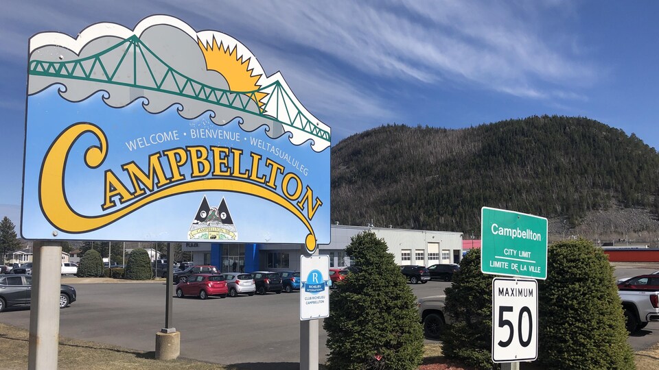 Affiche de la ville de Campbellton avec une montagne en arrière-plan.