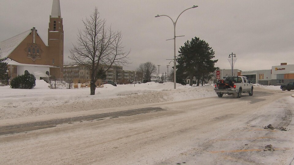 Une camionnette circule sur la chaussée enneigée à Dolbeau-Mistassini.