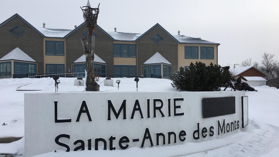 Hôtel de ville de Sainte-Anne-des-Monts sous la neige.