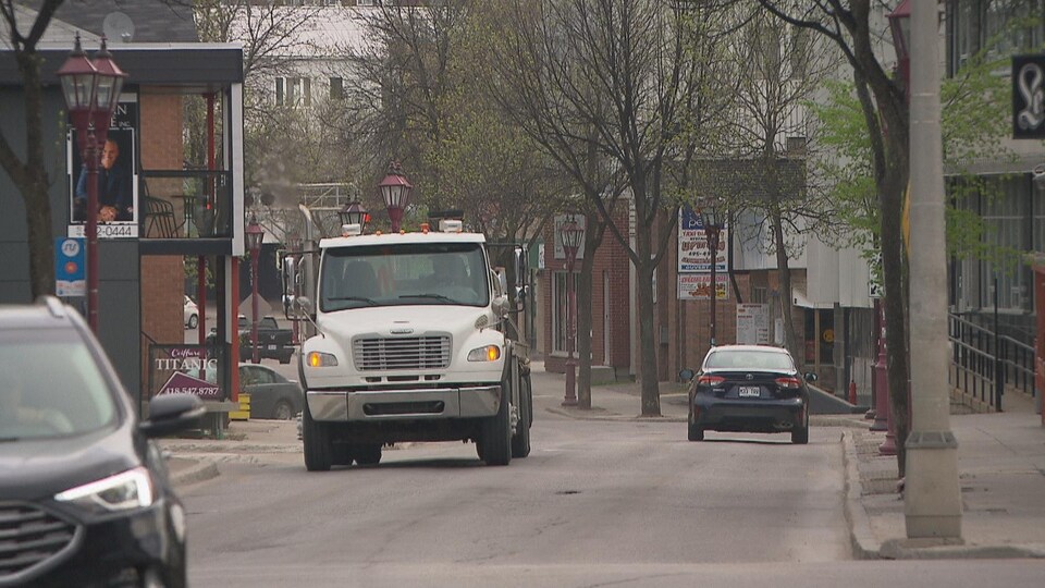 Des véhicules circulent sur la rue Saint-Dominique à Jonquière.