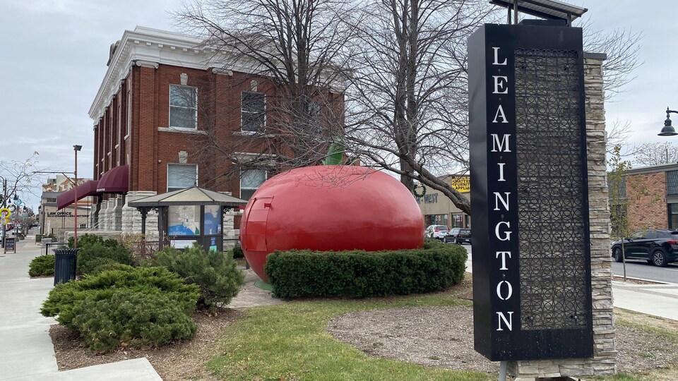 Une gigantesque tomate se trouve au coin d'une rue de Leamington.