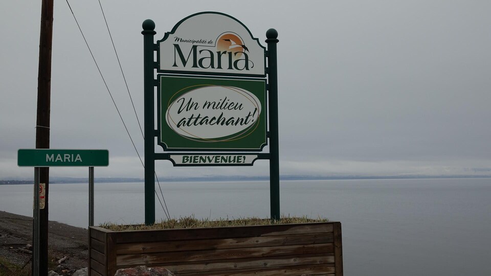 Un panneau souhaite la bienvenue dans la municipalité de Maria sur le bord de l'eau.