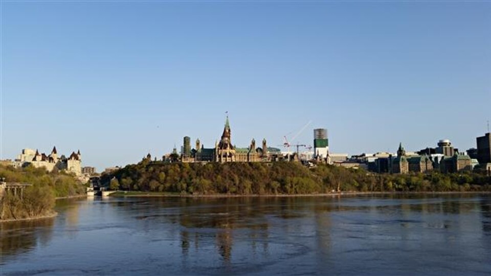 Le Parlement surplombe la rivière des Outaouais.