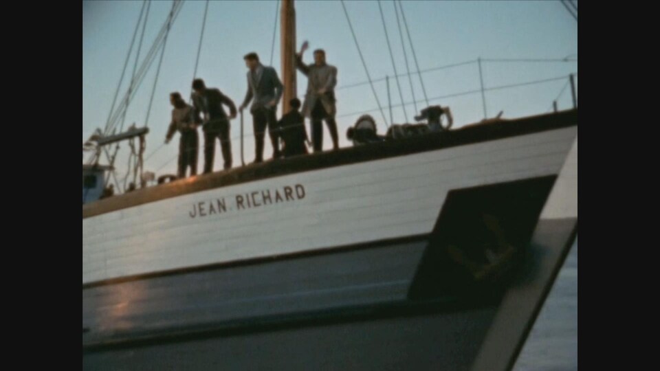 Des gens sur un bateau.