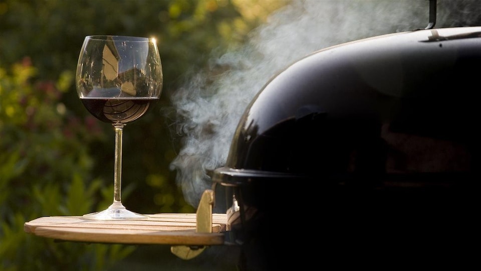 Une coupe de vin et un barbecue