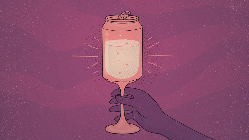 Une coupe de vin qui prend la forme d'une canette, dans laquelle se trouve du vin blanc pétillant.