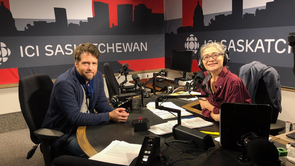 Vincent Collette avec Doris Labrie dans le studio radio d'Ici Saskatchewan.