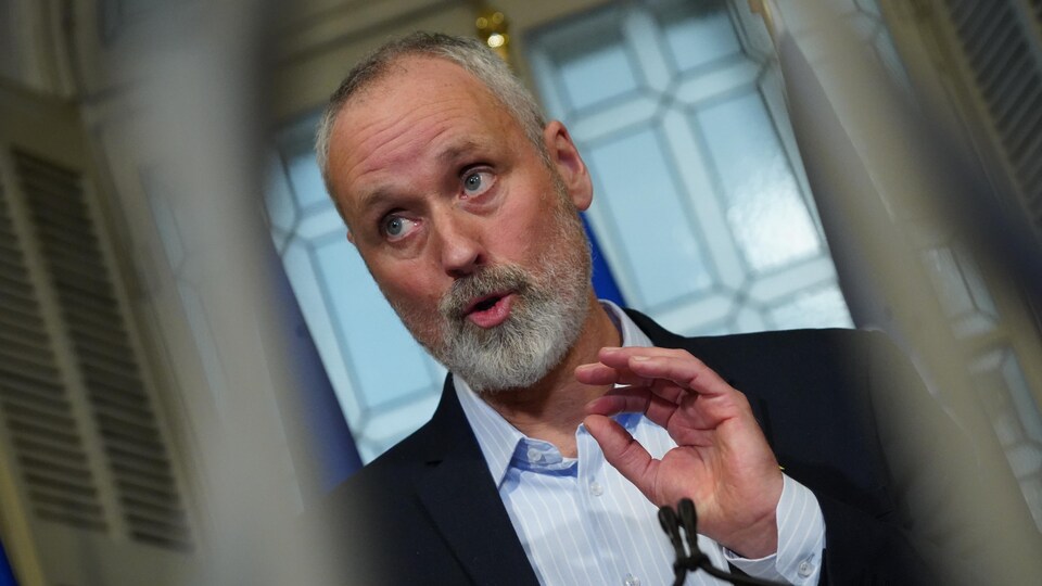 Vincent Marissal at a press briefing. 