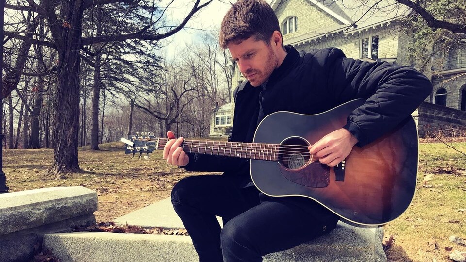 Vincent Vallières, guitare à la main