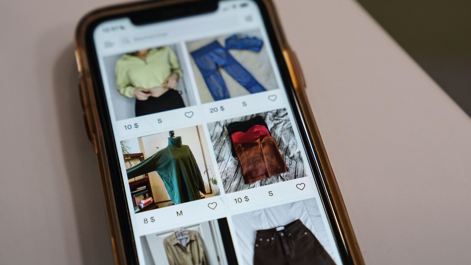 Une page de l'application Vinted montre des vêtements sur un téléphone intelligent.