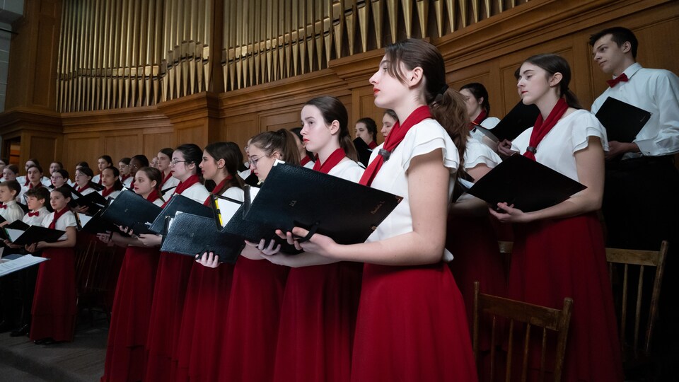 La chorale des Jeunes chanteurs d'Acadie aux funérailles de Viola Léger.