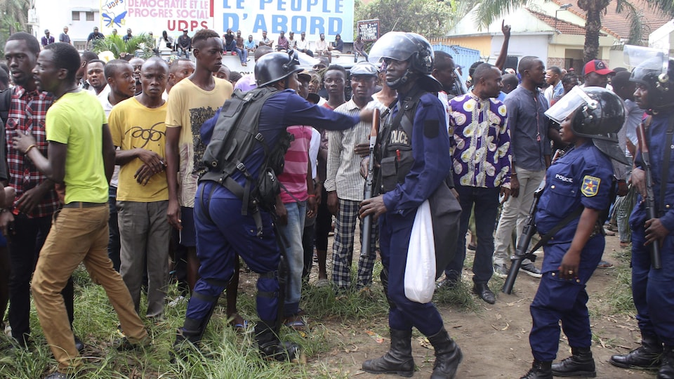 Photo de policiers et de partisans en deuil du leader de l'opposition Étienne Tshisekedi