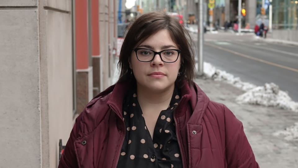 Ally Crockford, directrice du Centre d’aide aux victimes de viol d’Ottawa regarde la caméra.