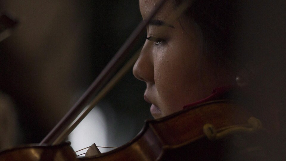 Une violoniste de l'Orchestre symphonique de Toronto joue de son instrument.