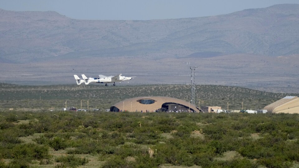 Le VMS Eve de Virgin Galactic transporte le VSS Unity au décollage de Spaceport America, le 11 juillet 2021, à Truth or Consequences, au Nouveau-Mexique.